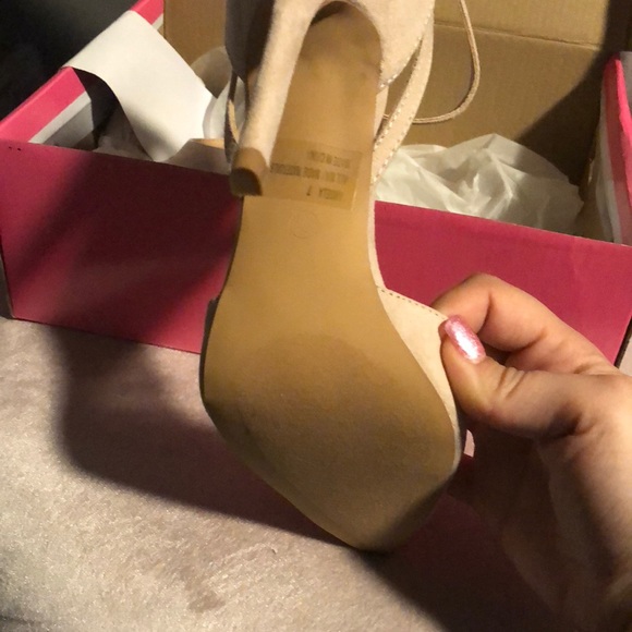 Cute Nude Heels!! - Picture 2 of 3